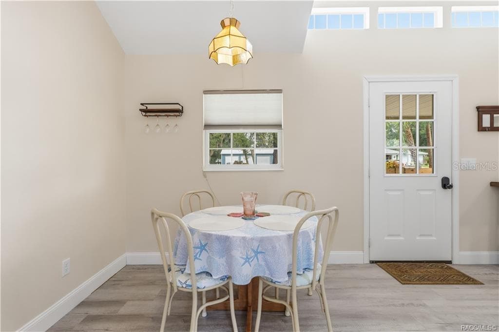 Dining Area – Comfortable dining space w/natural light, vaulted ceiling & convenient access to the kitchen & living area. - 6230 W GLEN ROBBIN CT, CRYSTAL RIVER