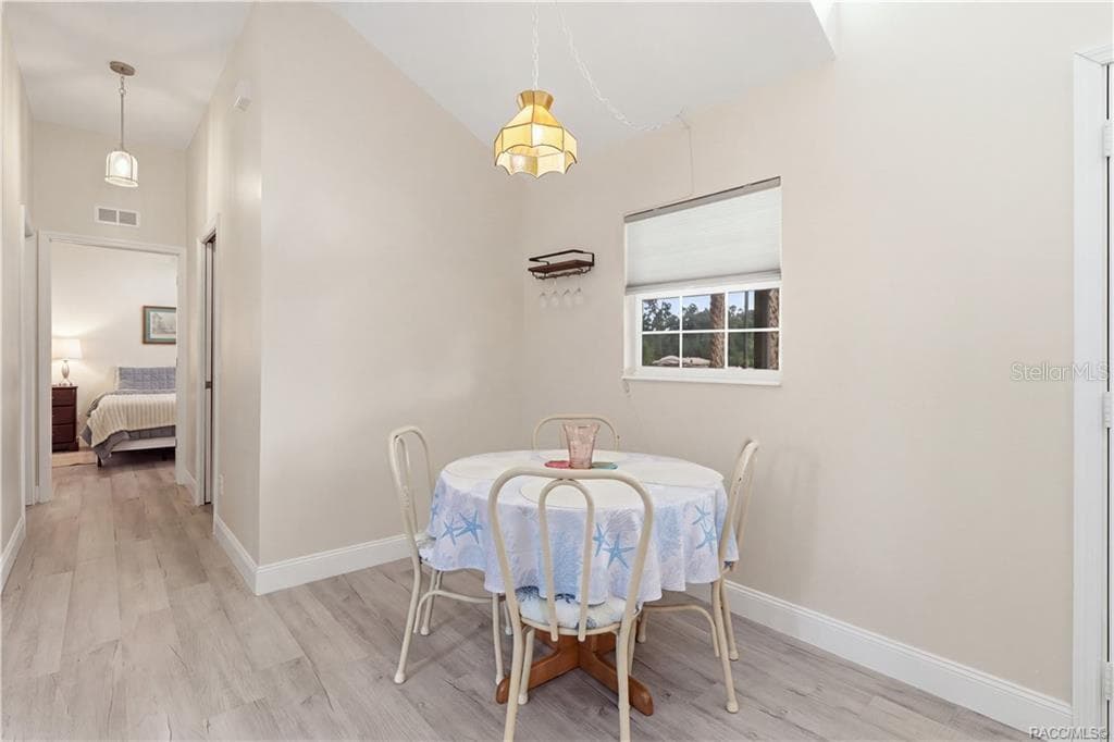 Dining Area & Hallway – An inviting dining space featuring neutral finishes, attractive flooring & an easy flow to the adjoining rooms. - 6230 W GLEN ROBBIN CT, CRYSTAL RIVER
