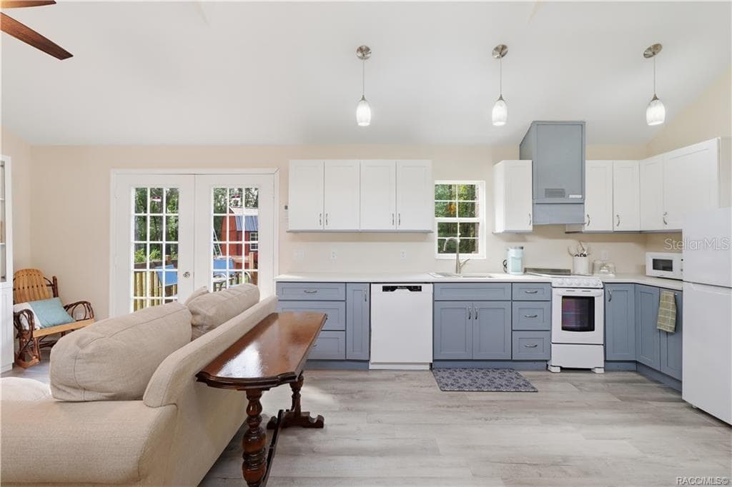Open Kitchen & Living Area – Enjoy the seamless connection between the kitchen & living room, offering comfortable space for everyday living & entertaining. - 6230 W GLEN ROBBIN CT, CRYSTAL RIVER