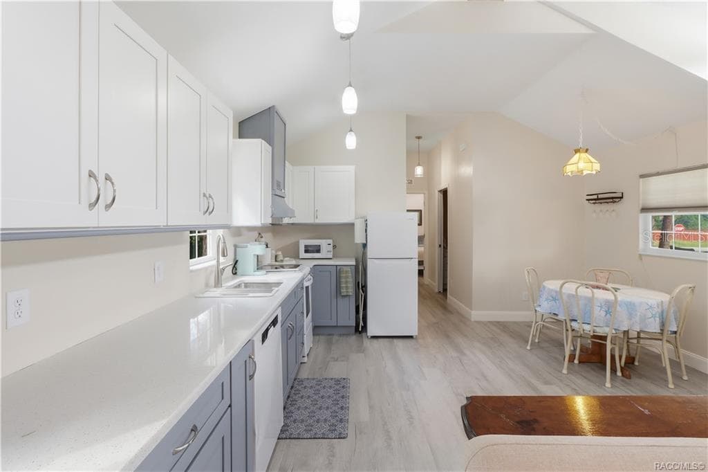 Kitchen Overview – Attractive kitchen offering generous countertop space, plenty of cabinetry, electric range, dishwasher & refrigerator. - 6230 W GLEN ROBBIN CT, CRYSTAL RIVER