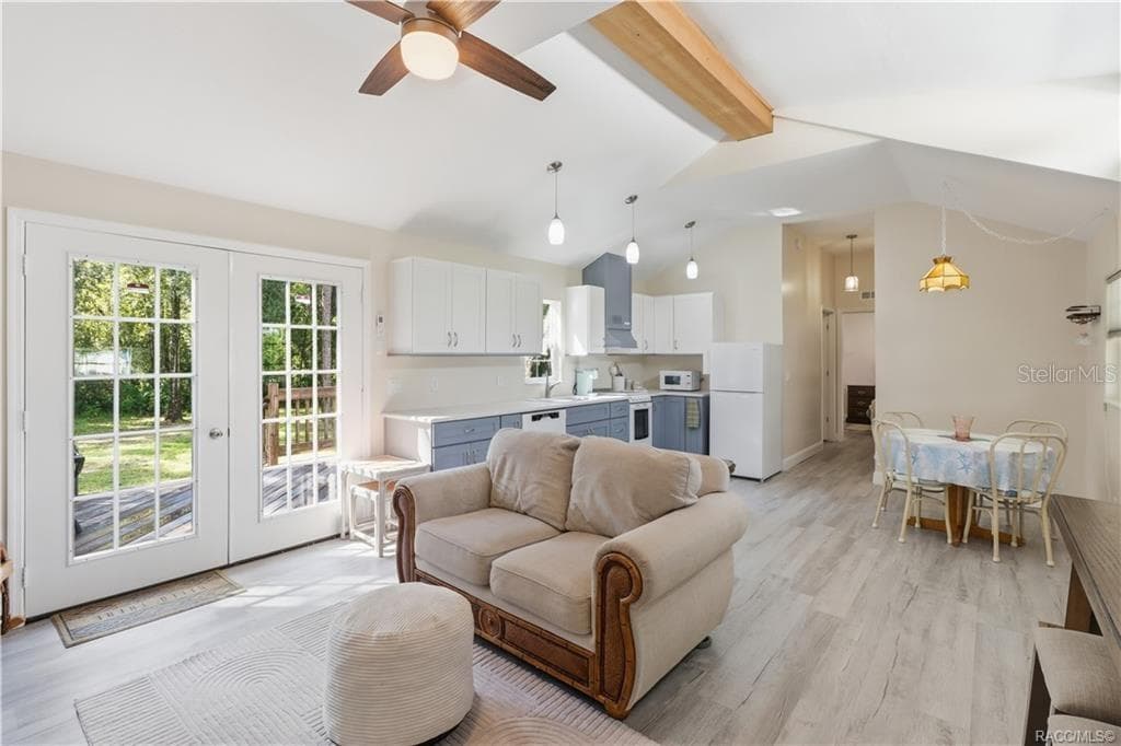 Open Kitchen & Living Space – VAULTED CEILINGS, pendant lighting, attractive cabinetry & an open design create a bright, comfortable gathering space. - 6230 W GLEN ROBBIN CT, CRYSTAL RIVER