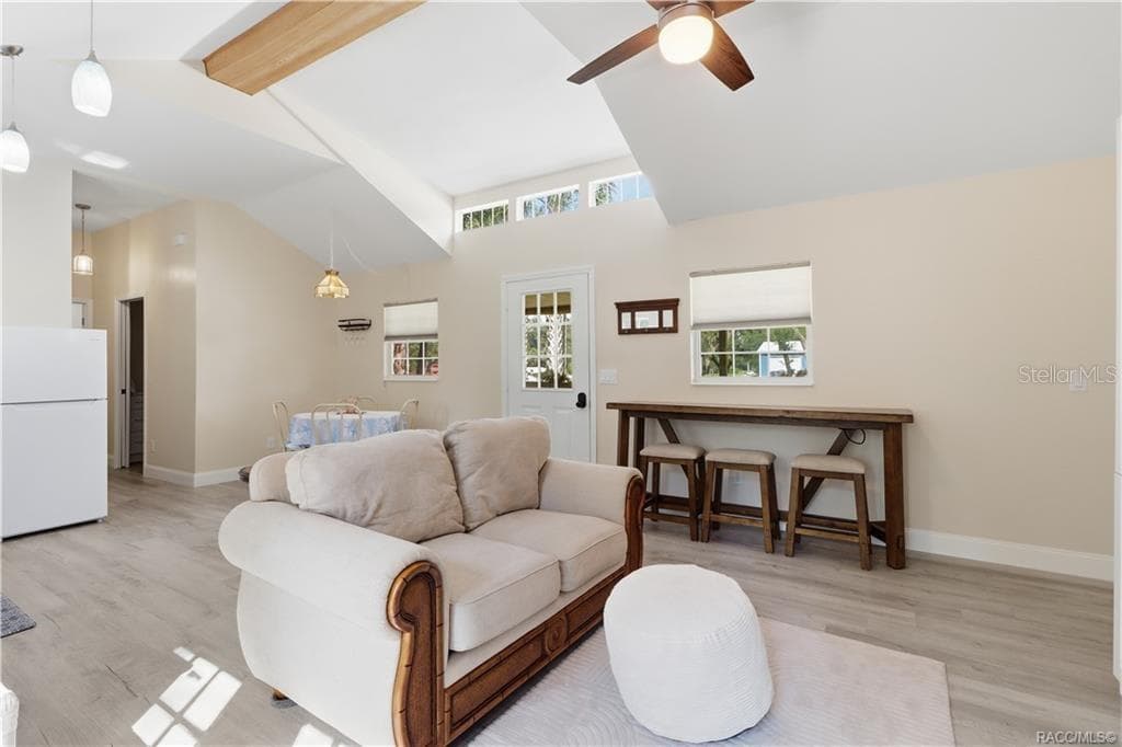Open Floor Plan – Natural light fills this cheerful living space featuring VAULTED CEILINGS, decorative wood beam, clerestory windows & a convenient breakfast bar area. An inviting place to relax or gather! - 6230 W GLEN ROBBIN CT, CRYSTAL RIVER