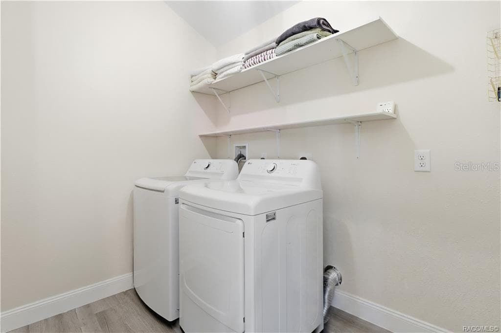Indoor Laundry Room – Convenient INDOOR LAUNDRY featuring a washer, dryer & overhead shelving for additional storage. Everything has its place! - 6230 W GLEN ROBBIN CT, CRYSTAL RIVER