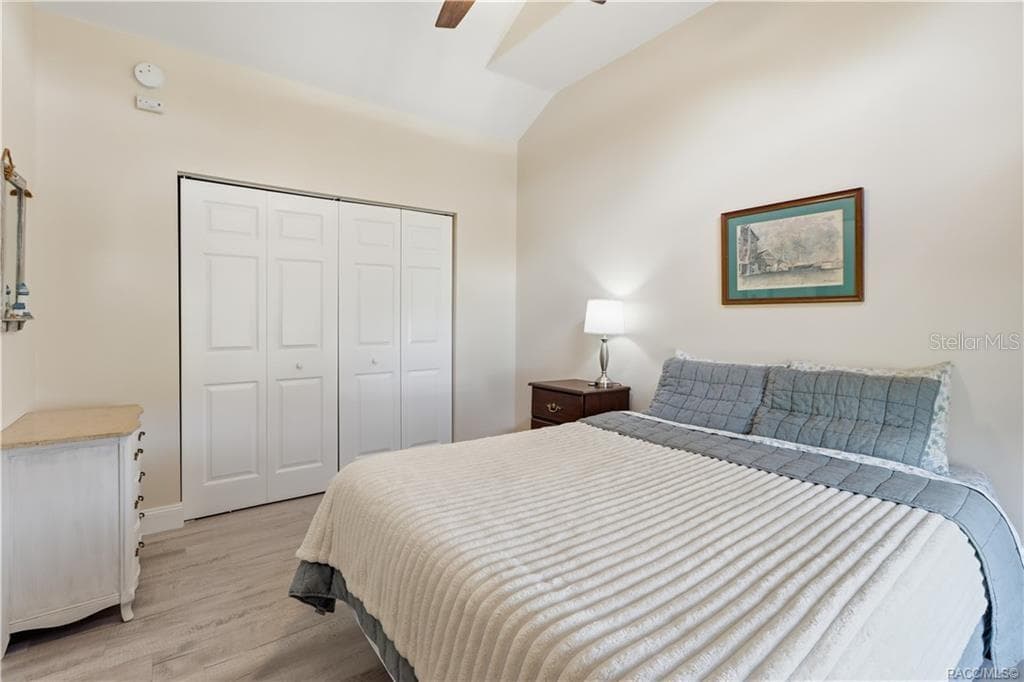 Bedroom – Comfortable bedroom featuring VAULTED CEILINGS, luxury vinyl plank flooring, ceiling fan, spacious double closets & attractive furnishings. - 6230 W GLEN ROBBIN CT, CRYSTAL RIVER