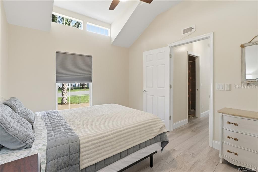 Bedroom – Comfortable bedroom featuring VAULTED CEILINGS, luxury vinyl plank flooring, ceiling fan, spacious double closets & attractive furnishings. - 6230 W GLEN ROBBIN CT, CRYSTAL RIVER