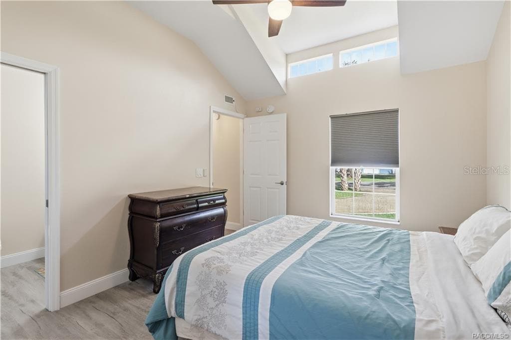 Primary Bedroom – Another view of the cheerful bedroom showcasing its VAULTED CEILINGS, upper transom windows, natural light & comfortable layout. - 6230 W GLEN ROBBIN CT, CRYSTAL RIVER