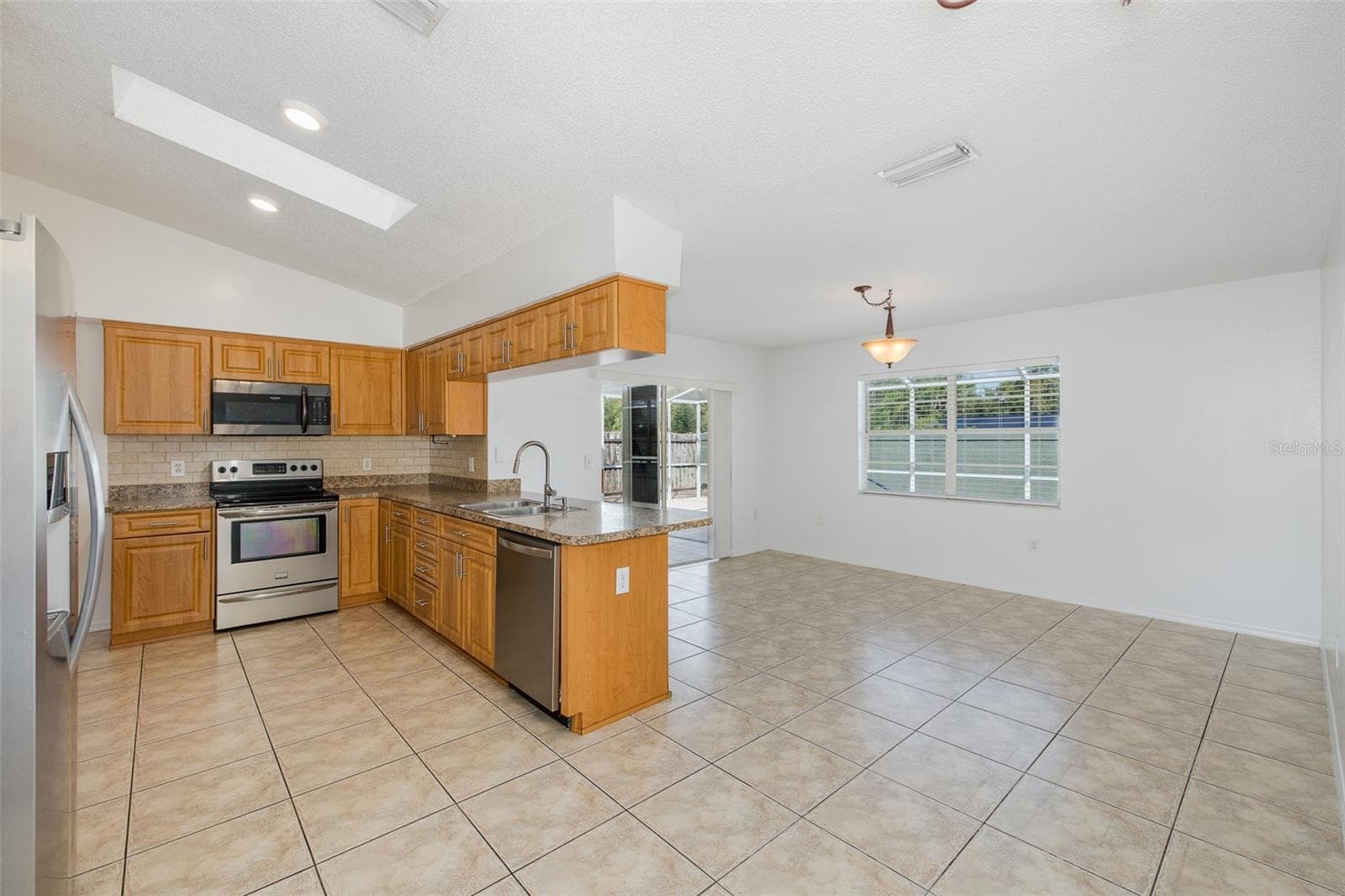 Kitchen overlooking family room - 8231 MATTHEW DR, NEW PORT RICHEY