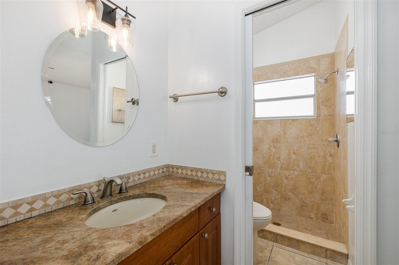 Primary suite en-suite bath - 8231 MATTHEW DR, NEW PORT RICHEY