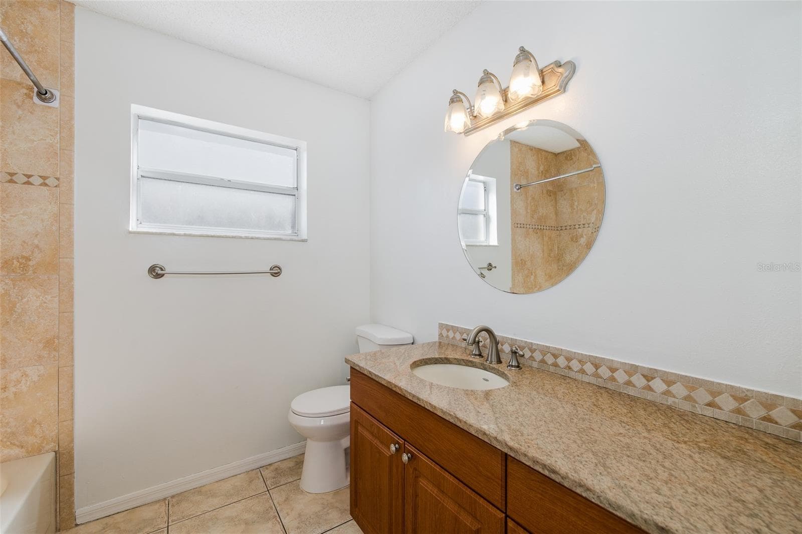 Hall bath - 8231 MATTHEW DR, NEW PORT RICHEY