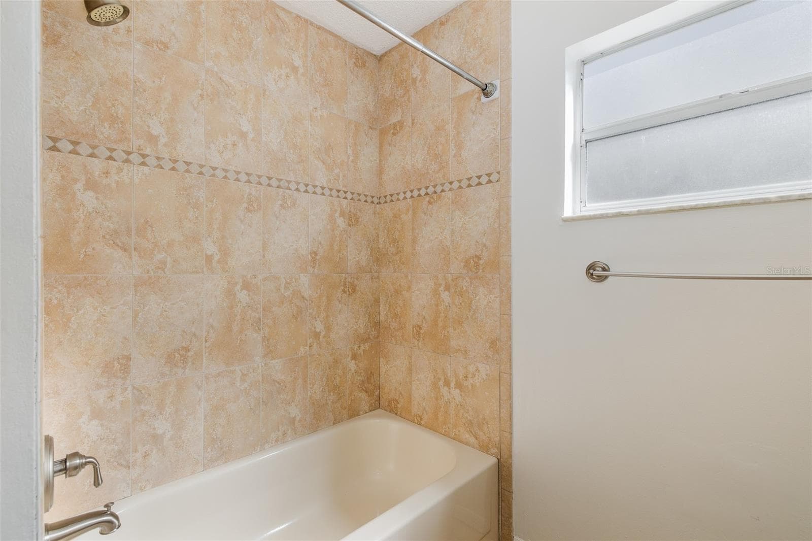 Hall bath - 8231 MATTHEW DR, NEW PORT RICHEY