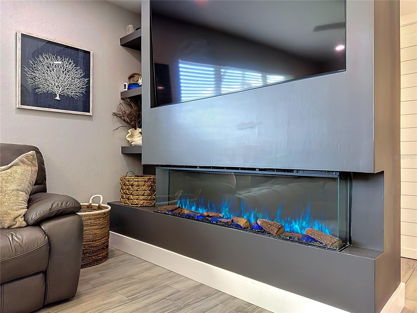 Sleek electric fireplace - 1509 BARBARA AVE, CLEARWATER