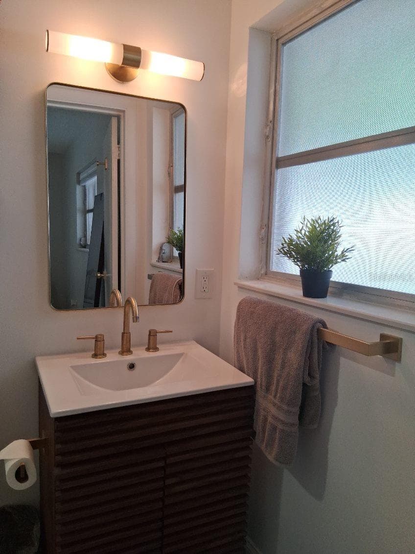 Primary Bathroom (en-suite) - 8220 YARDLEY AVE N, ST PETERSBURG