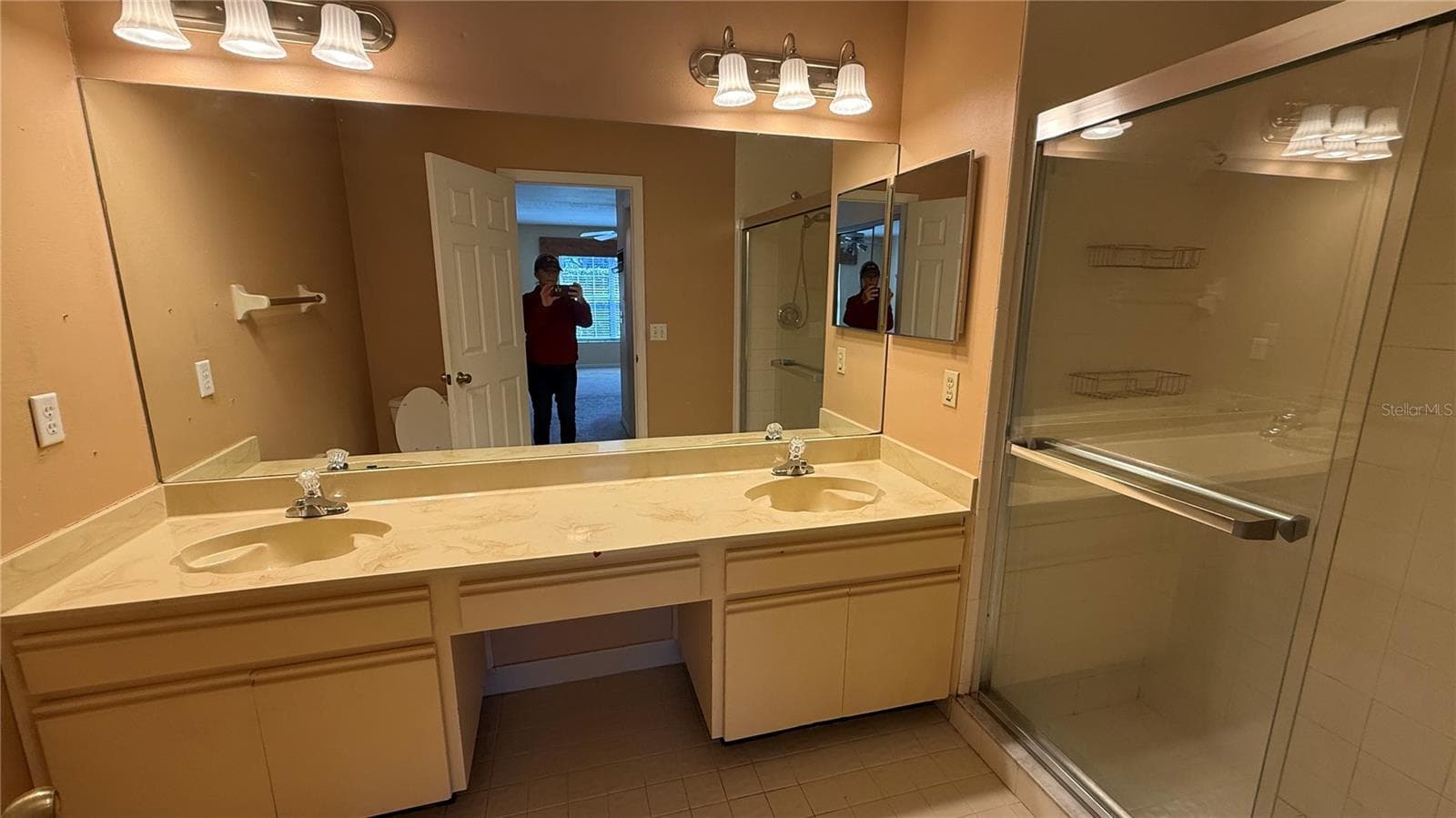 Primarty Suite Bathroom with Glassed shower - 2312 SW 20TH CT, OCALA