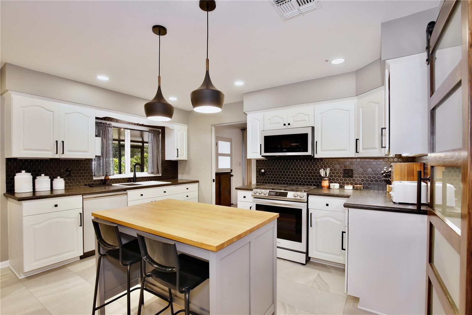 Single Family Residence at 2387 WASHINGTON RD, MOUNT DORA, photo 17 of 67