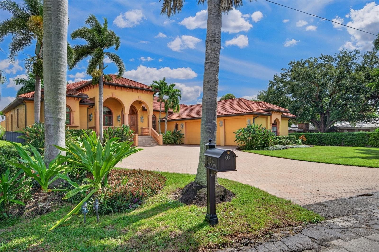 Single Family Residence at 316 W BAY DR, VENICE, photo 2 of 100