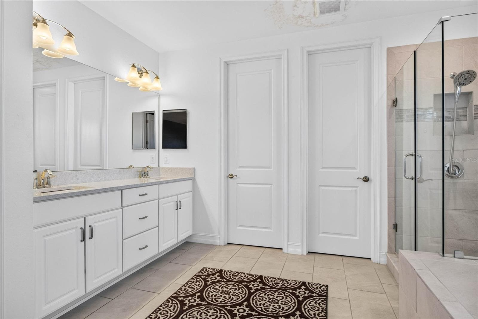 Ensuite bath and dual sinks, water closet, walk in closet, and more - 33455 AZALEA RIDGE DR, WESLEY CHAPEL