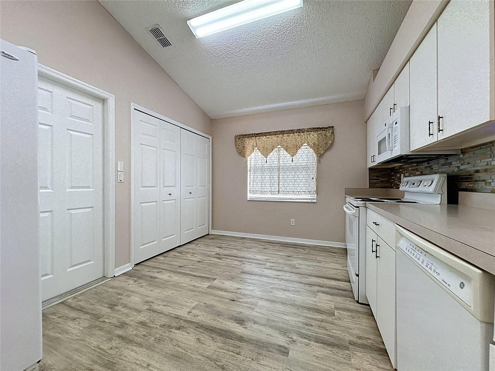 Kitchen & Breakfast Nook - 4004 CAPLAND AVE, CLERMONT