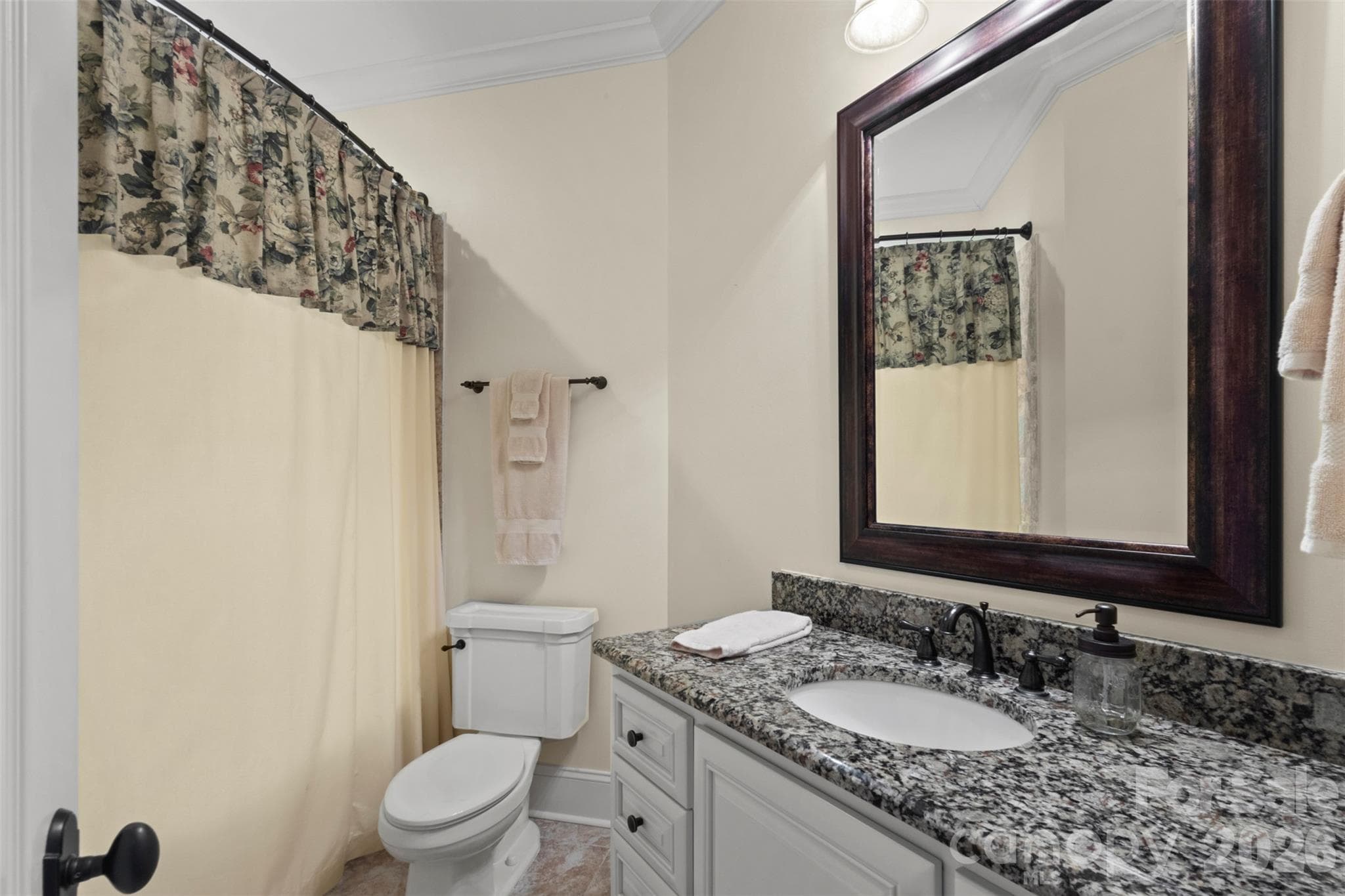 En-suite bath for blue bedroom with a tub/shower combination - 973 Pinnacle Drive, Iron Station