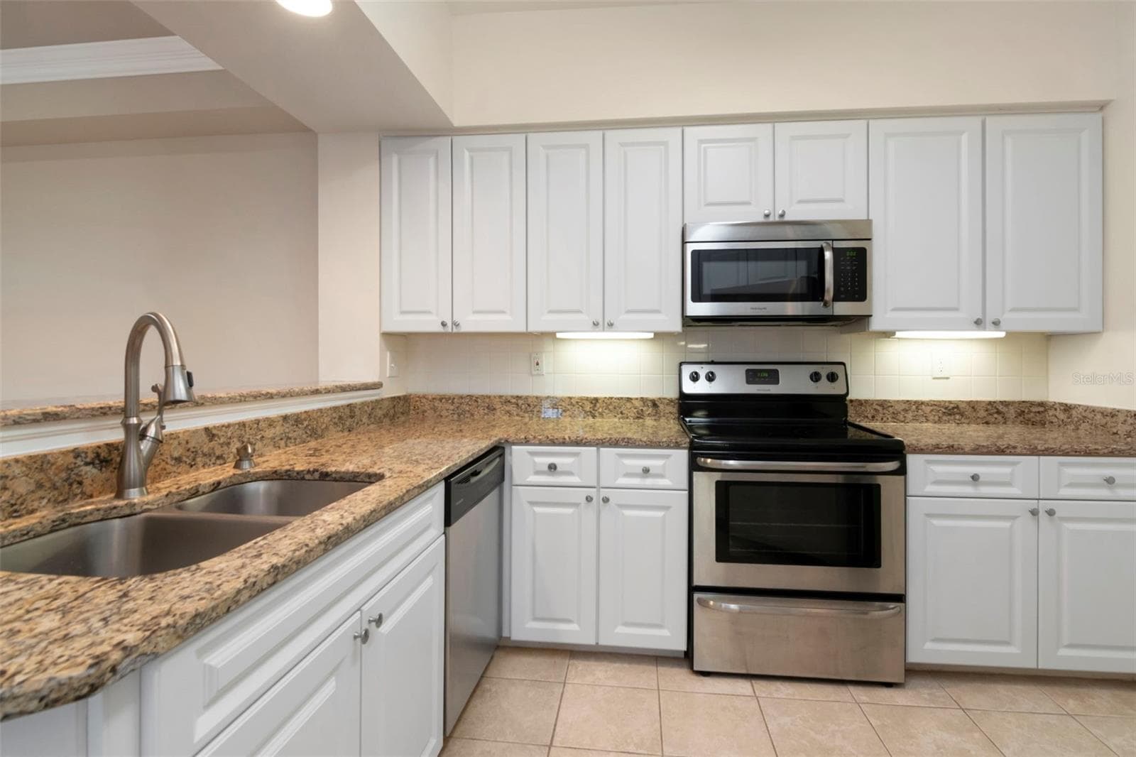 Kitchen View to Bar - 4309 BAY CLUB CIR #4309, TAMPA