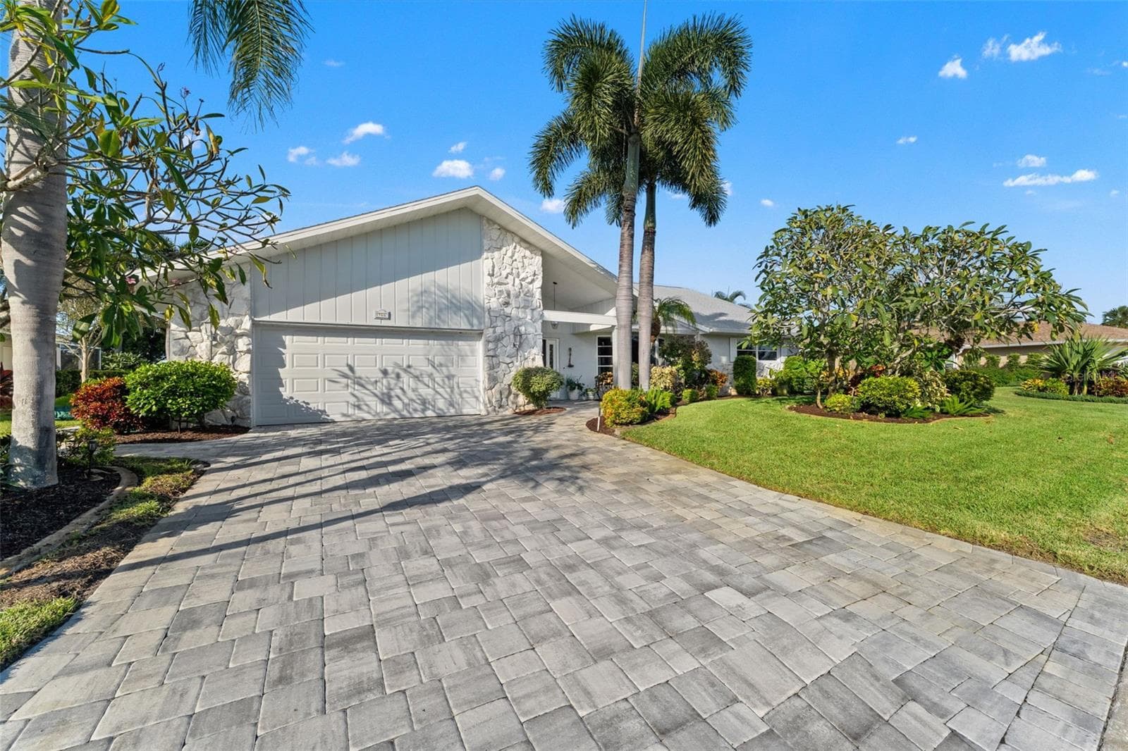 Extended driveway - 966 N DORAL LN, VENICE