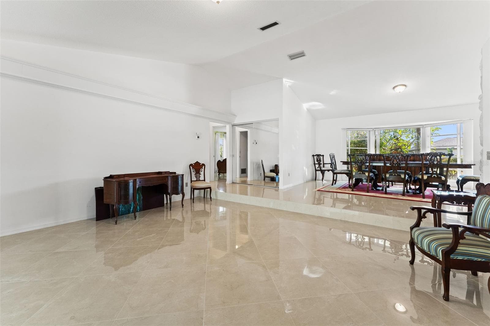 Bright rooms - 966 N DORAL LN, VENICE