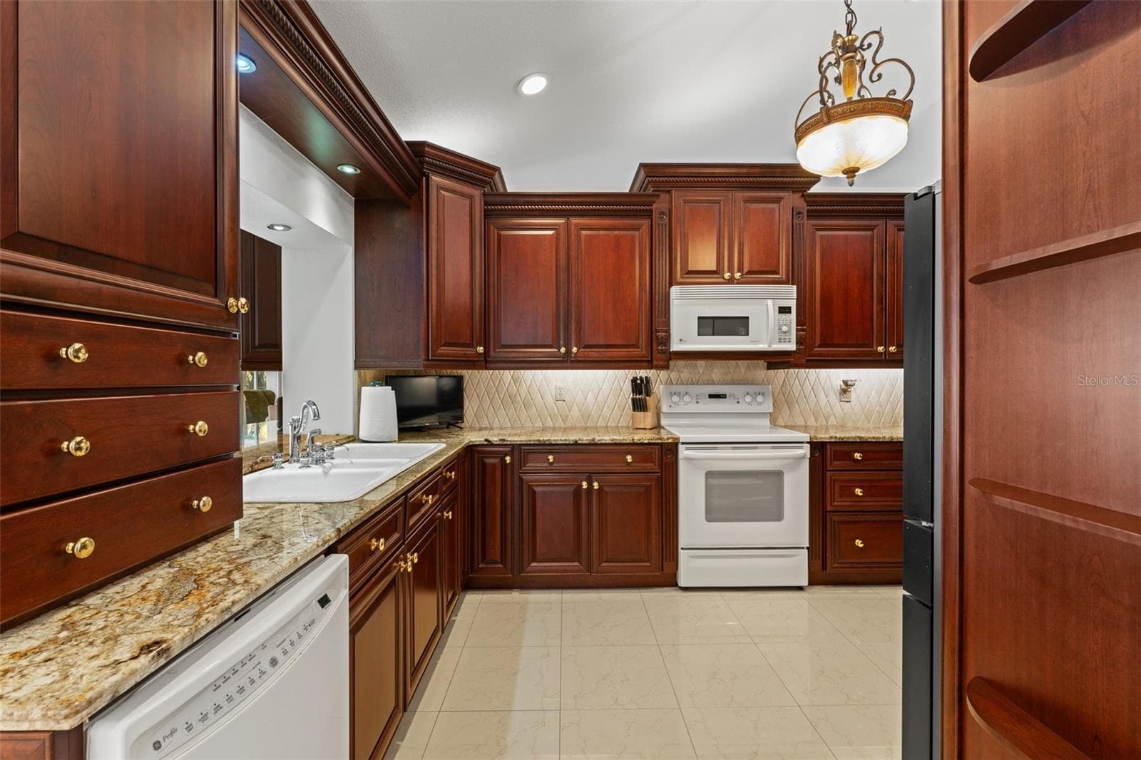 Custom kitchen - 966 N DORAL LN, VENICE