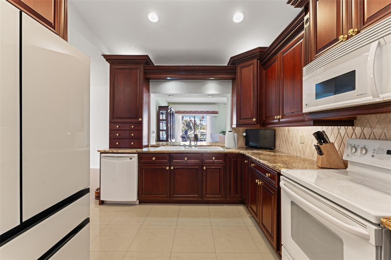 Kitchen is connected to the dining room - 966 N DORAL LN, VENICE