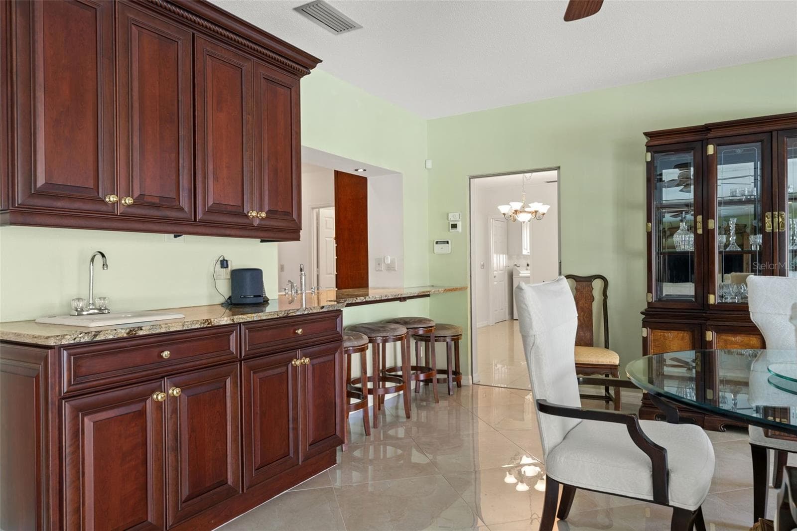 Dry bar ideal for entertaining - 966 N DORAL LN, VENICE