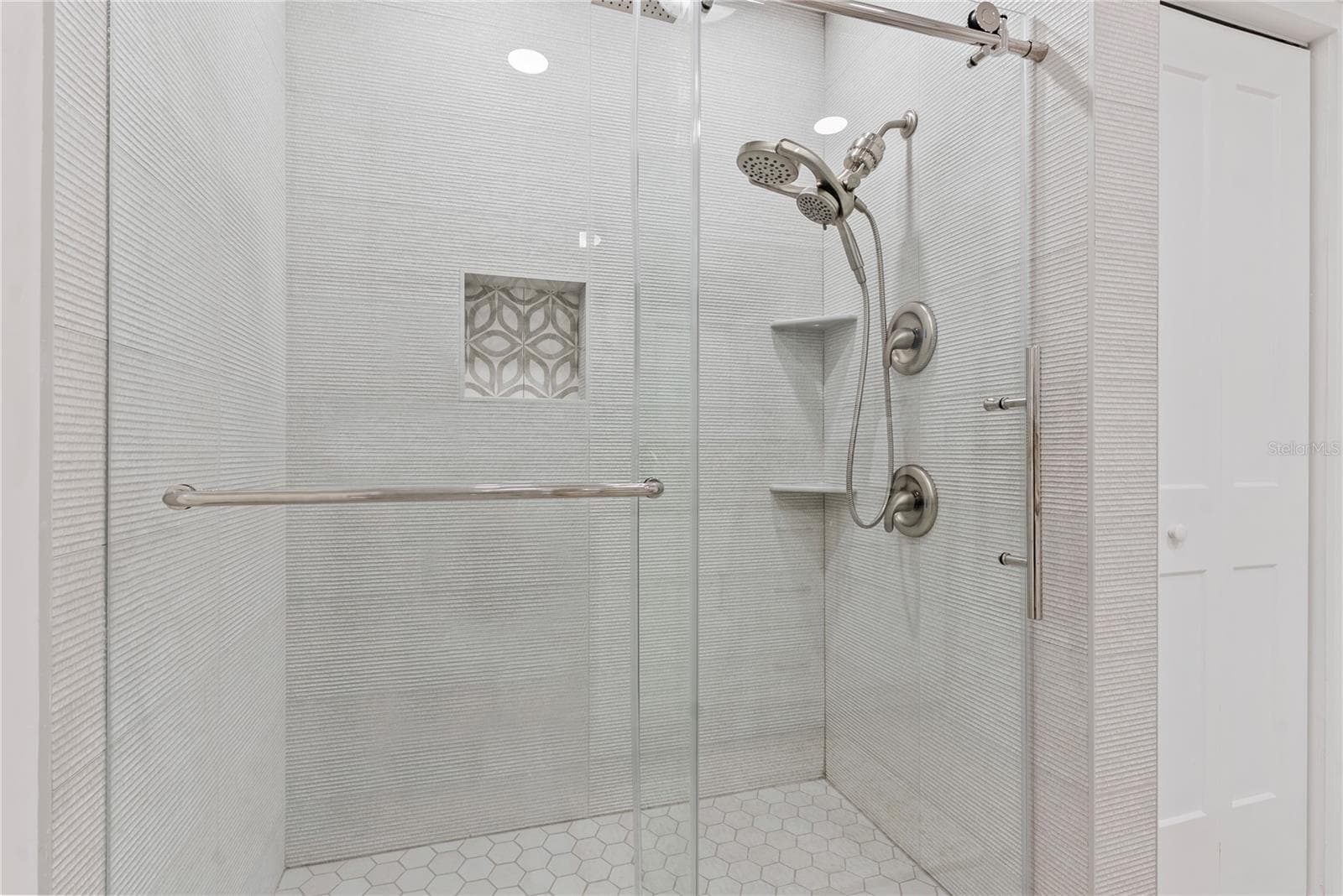 Guest Bathroom - 404 HARBOR DR S, INDIAN ROCKS BEACH