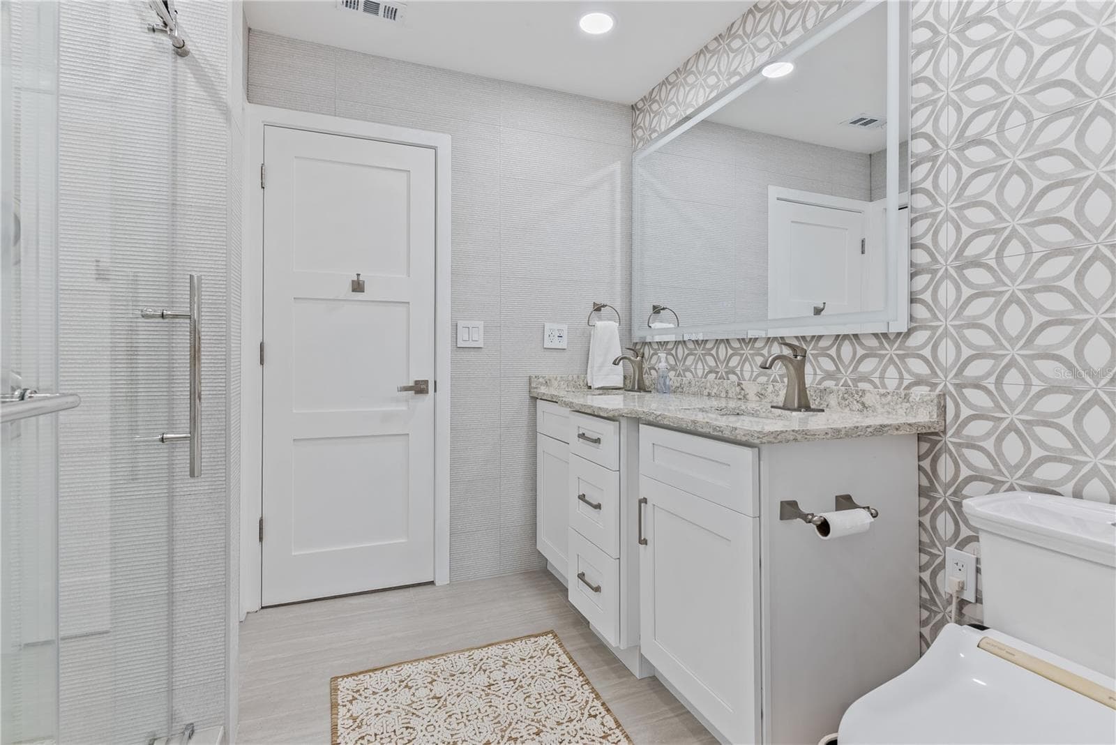 Guest Bathroom - 404 HARBOR DR S, INDIAN ROCKS BEACH