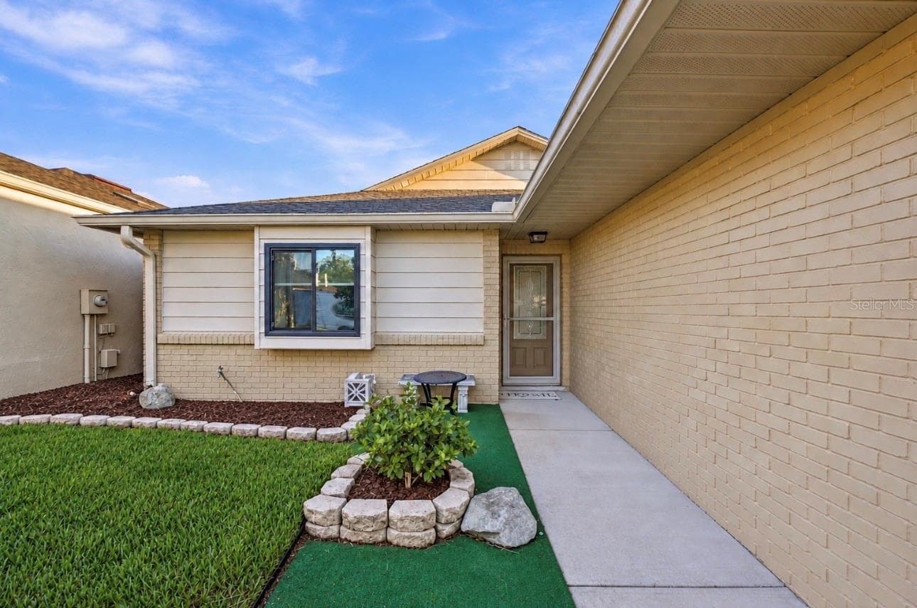 Astro turf potted plant area with drip irrigation system! - 5013 SE 108TH PL, BELLEVIEW