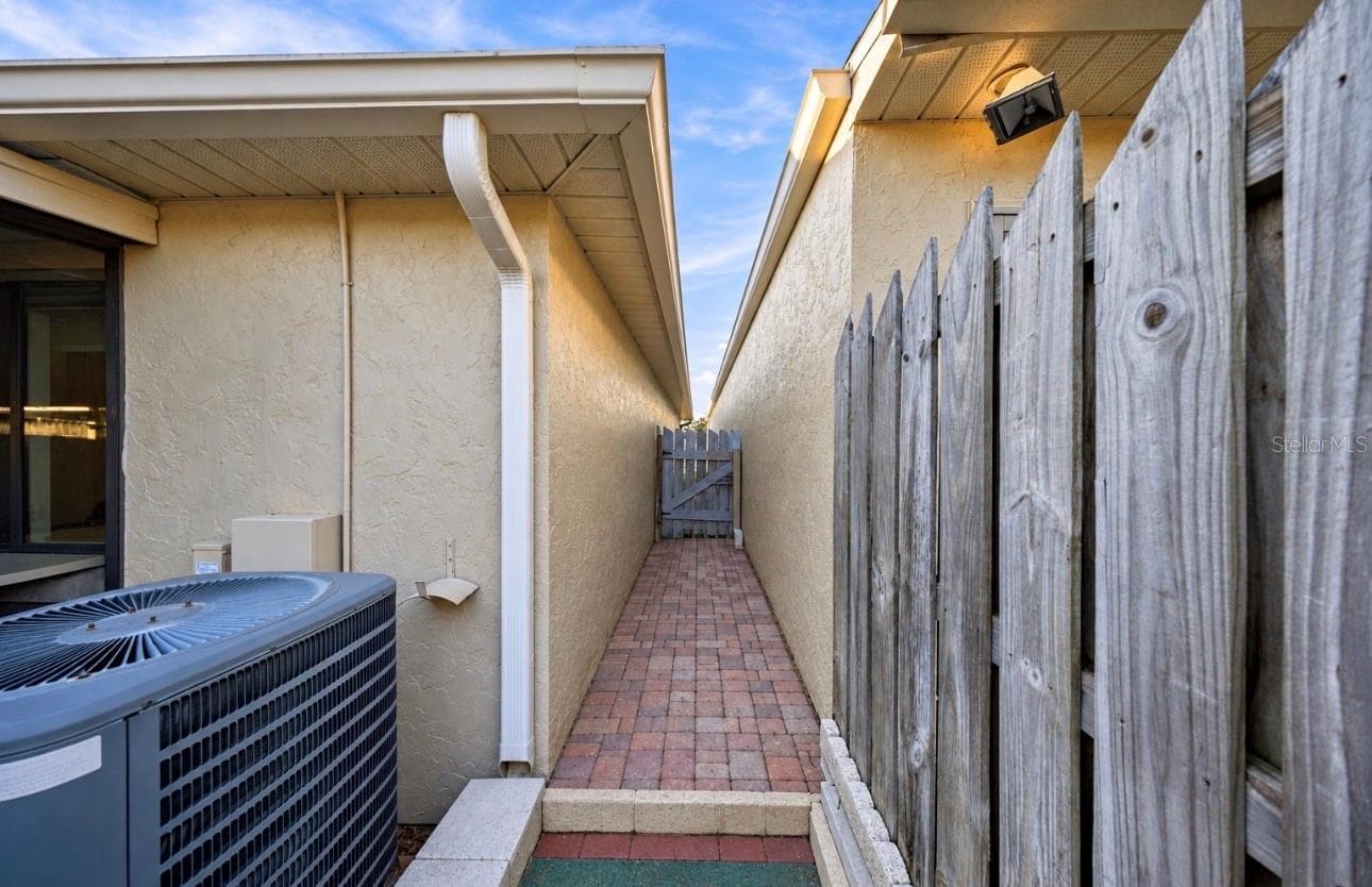 Brick paved side entry to back yard - 5013 SE 108TH PL, BELLEVIEW