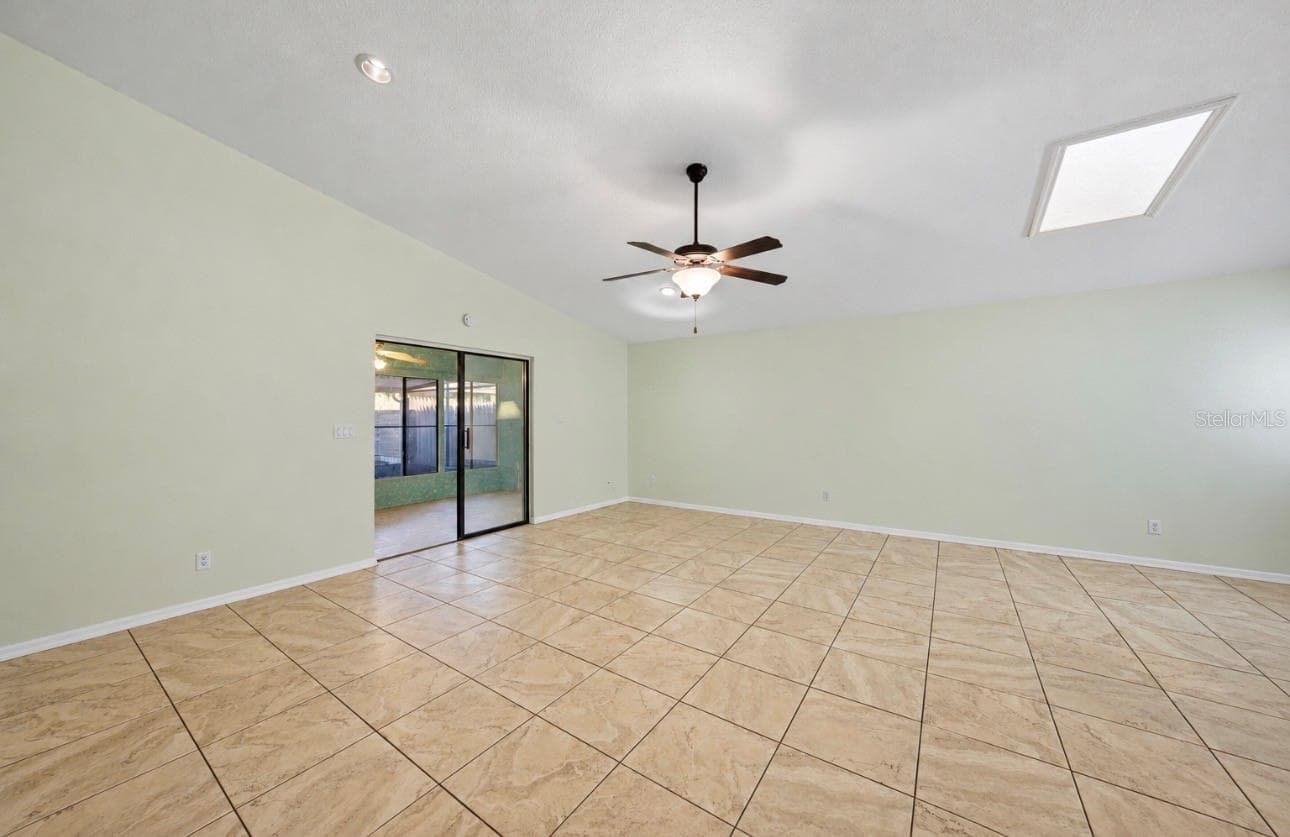 Blank canvas, decorate in your style!This home is waiting for it's new owner! - 5013 SE 108TH PL, BELLEVIEW