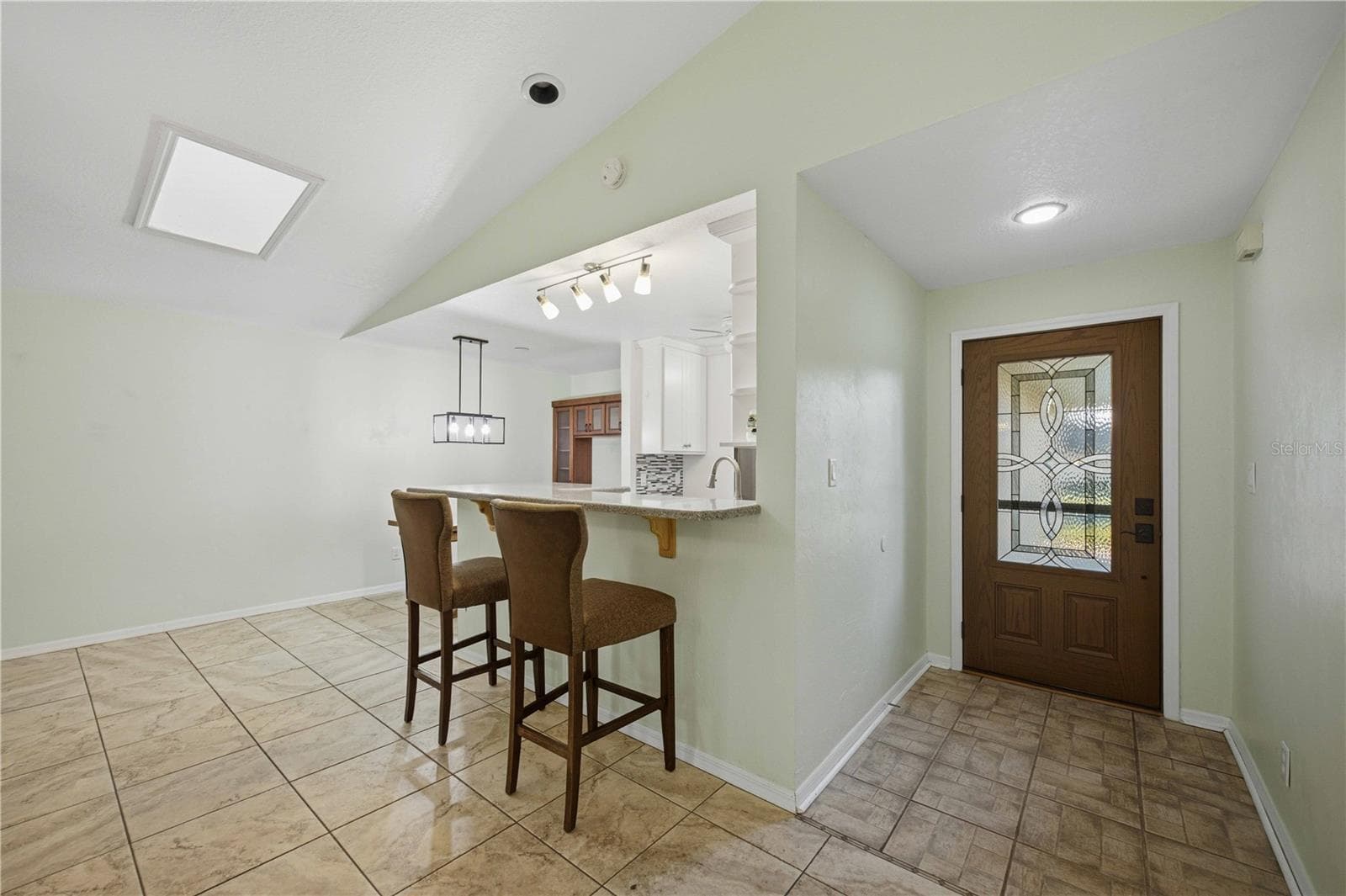 Breakfast bar area open to kithen - 5013 SE 108TH PL, BELLEVIEW