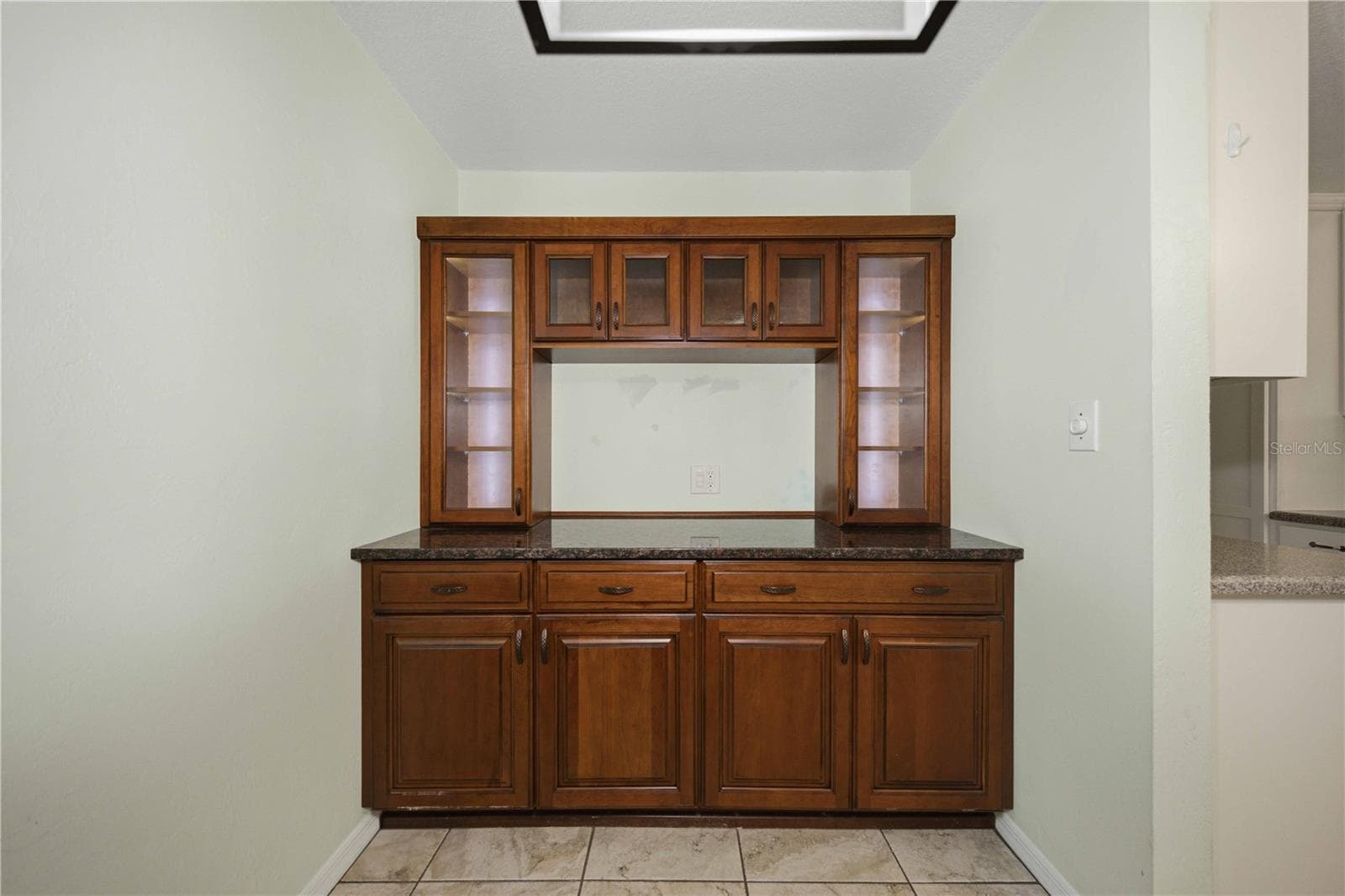Built in dinning room dispay cabinet with built in lights - 5013 SE 108TH PL, BELLEVIEW