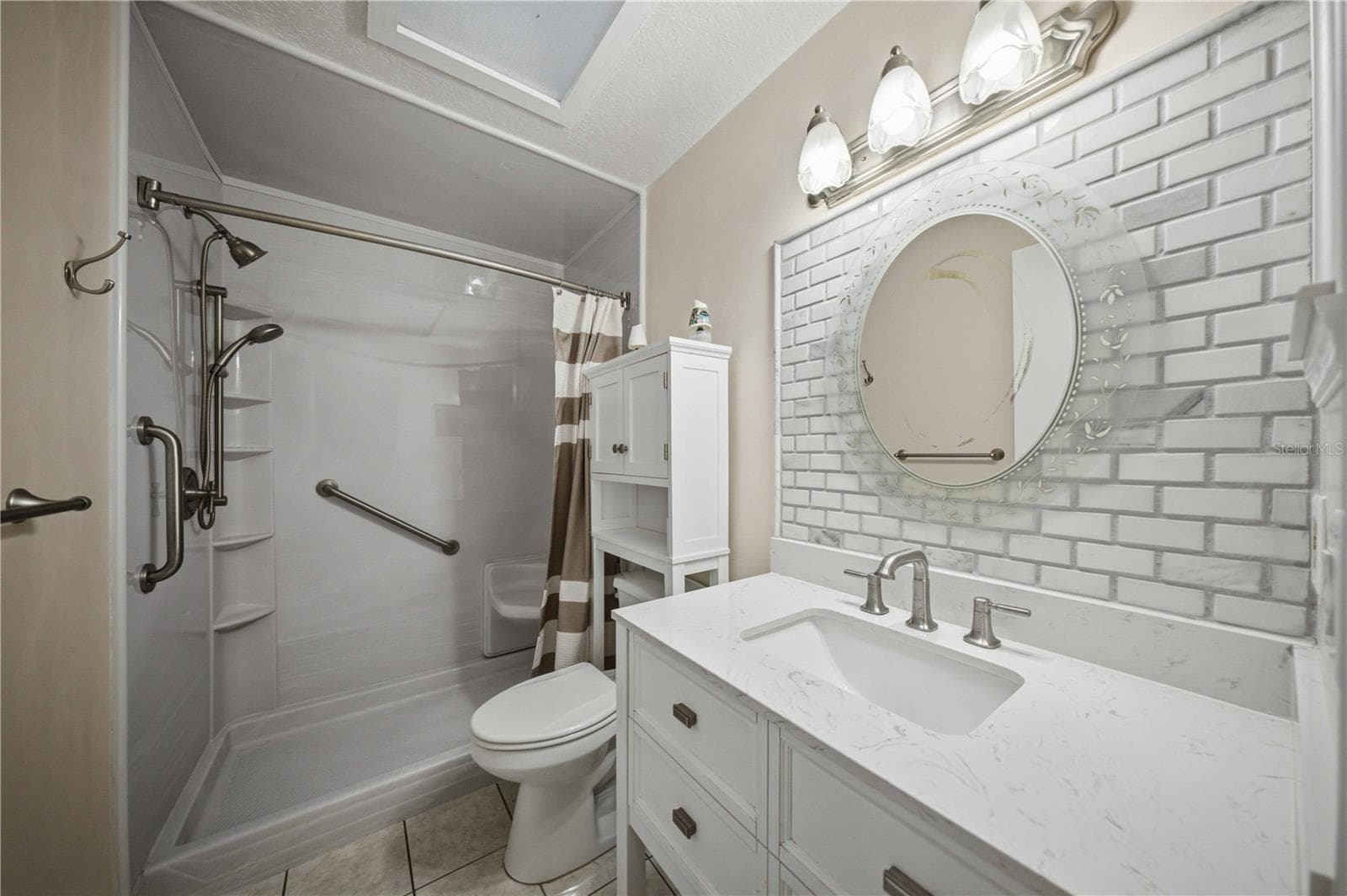 Updated guest bath with tile back splash, new vanity, comfort height toilet, and shower with a bench - 5013 SE 108TH PL, BELLEVIEW