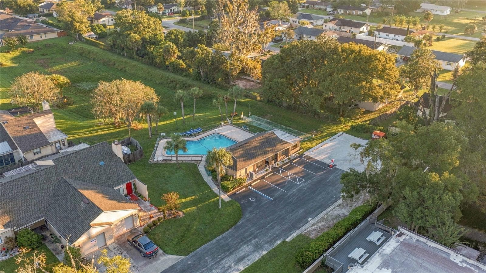 Overview of pool and clubhouse - 5013 SE 108TH PL, BELLEVIEW