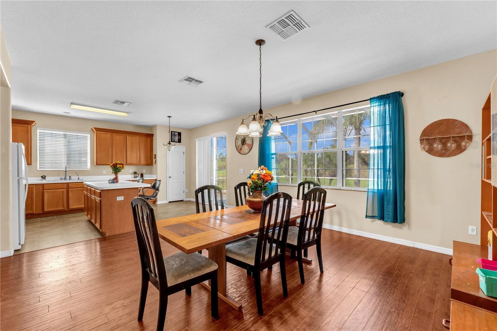 The generously sized dining room offers even more space to bring everyone together, making this home an entertainer's dream. - 18801 SUNTERRA DR, LAND O LAKES