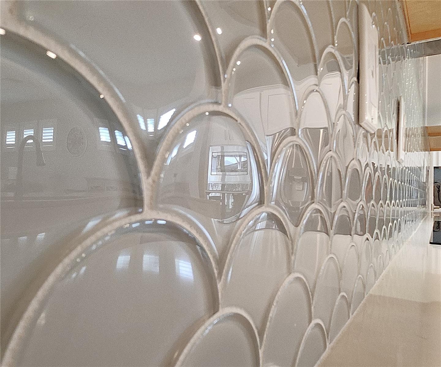 Glass backsplash - 8896 DRUMMER PLANK DR, WESLEY CHAPEL