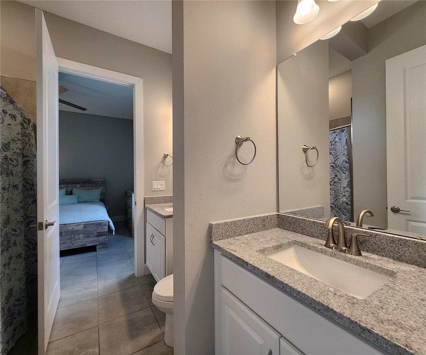 Jack-n-Jill Bathroom includes separate sink vanities, bathtub/shower combo - 8896 DRUMMER PLANK DR, WESLEY CHAPEL