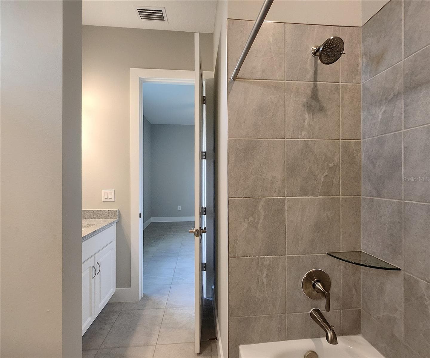 Jack-n-Jill Bathroom includes separate sink vanities, bathtub/shower combo - 8896 DRUMMER PLANK DR, WESLEY CHAPEL