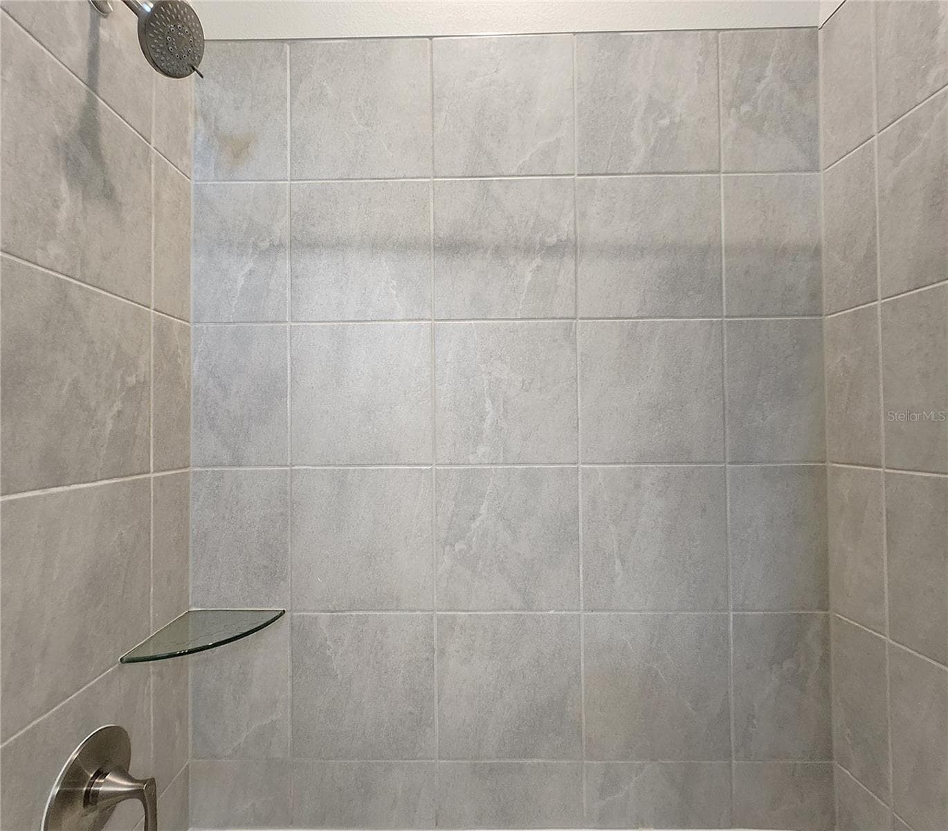 Jack-n-Jill Bathroom includes separate sink vanities, bathtub/shower combo - 8896 DRUMMER PLANK DR, WESLEY CHAPEL