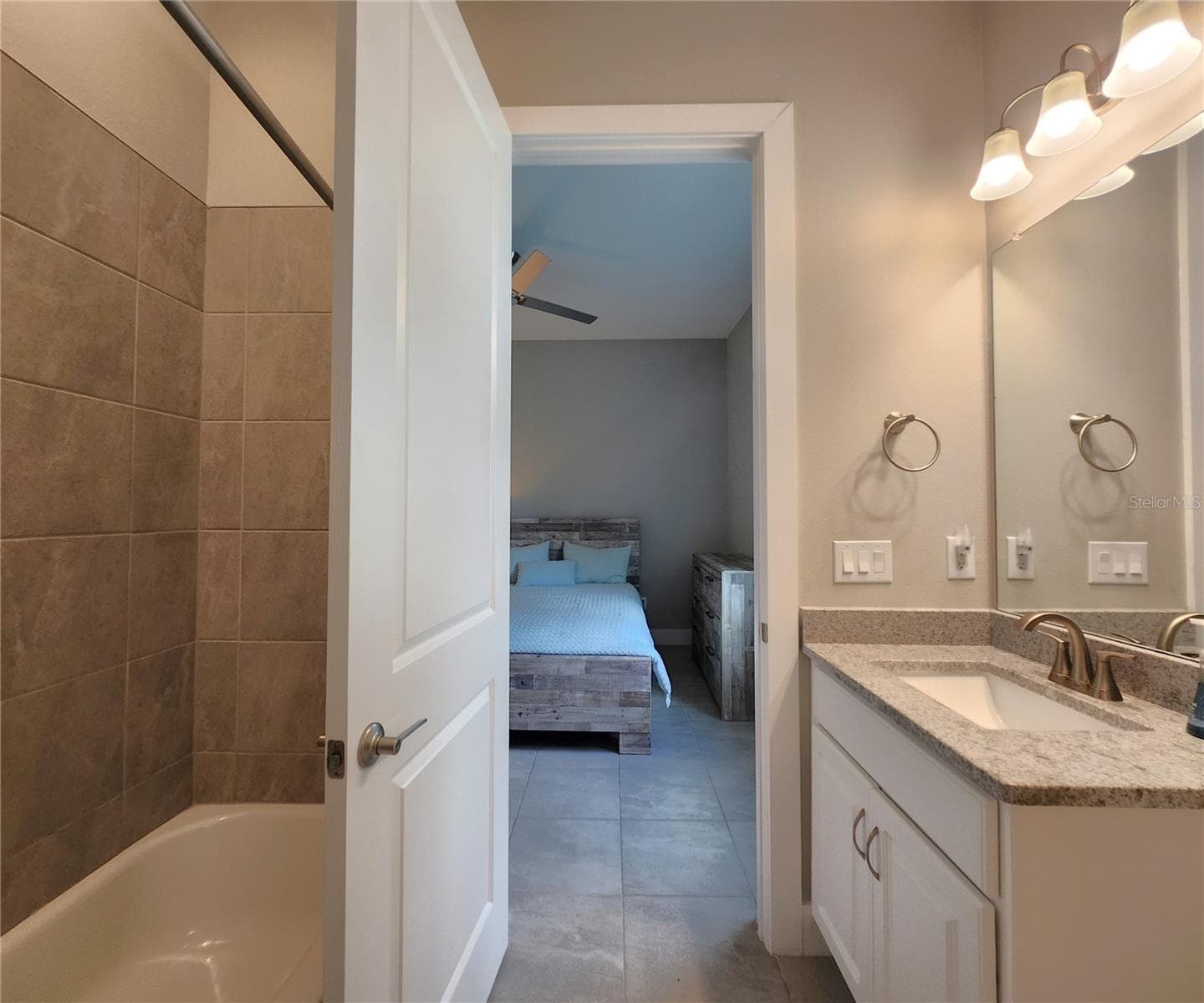 Jack-n-Jill Bathroom includes separate sink vanities, bathtub/shower combo - 8896 DRUMMER PLANK DR, WESLEY CHAPEL