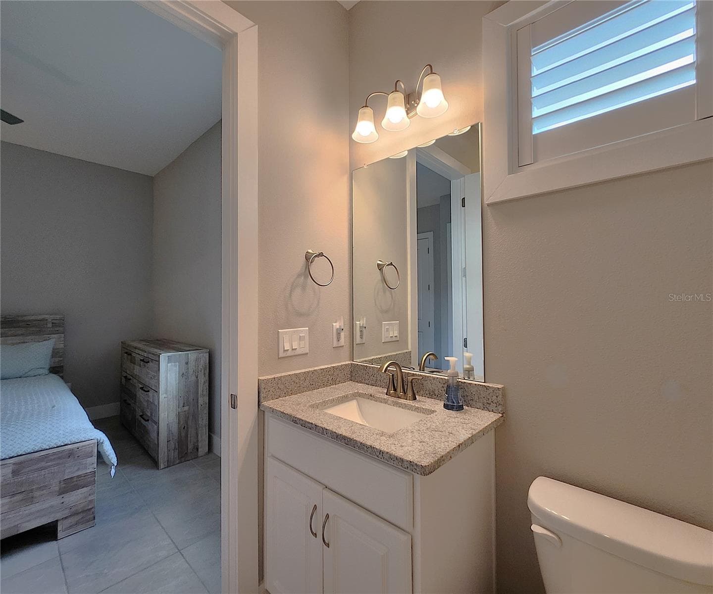 Jack-n-Jill Bathroom includes separate sink vanities, bathtub/shower combo - 8896 DRUMMER PLANK DR, WESLEY CHAPEL