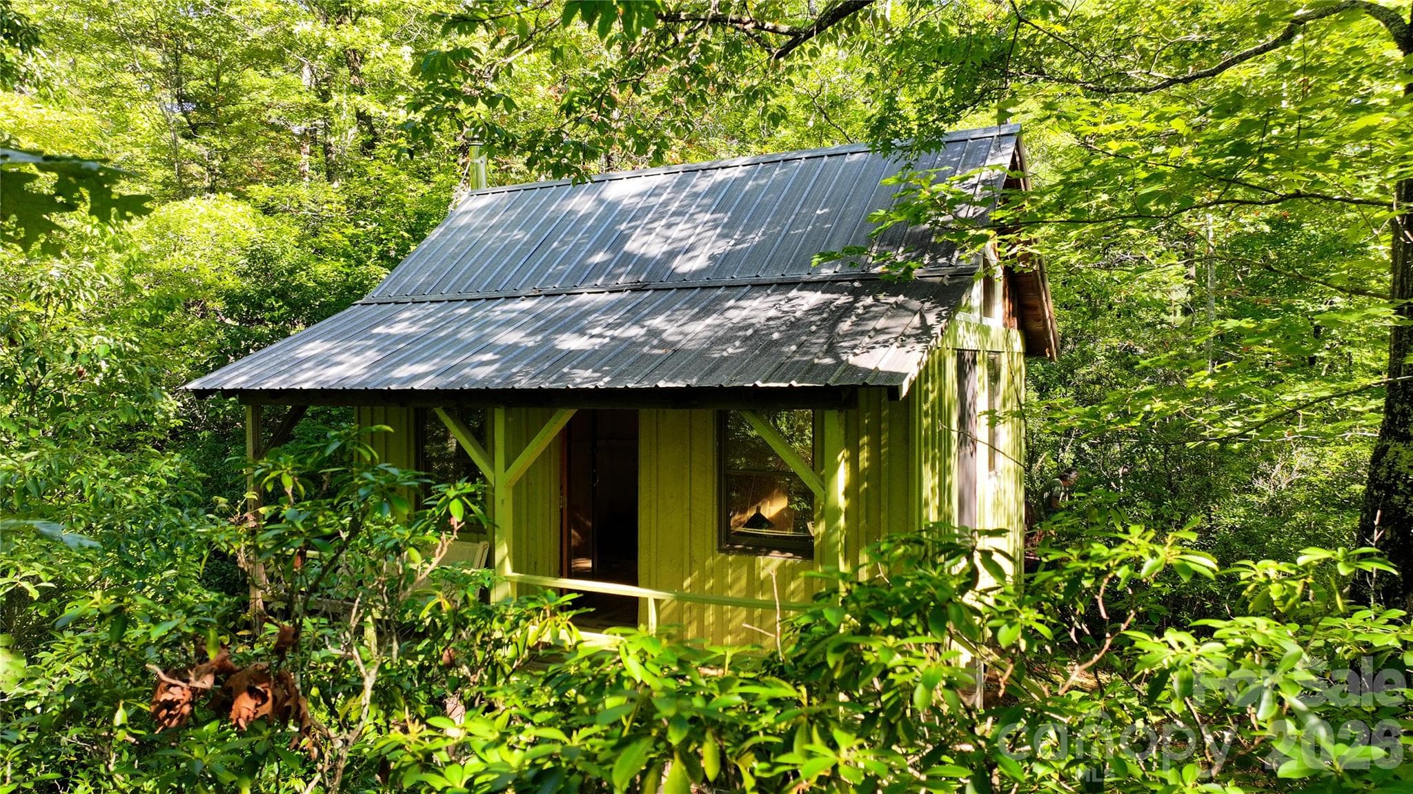 Little cabin in the woods. Has its own sitting porch & woodstove. - 171 Camp Elliott Road, Black Mountain
