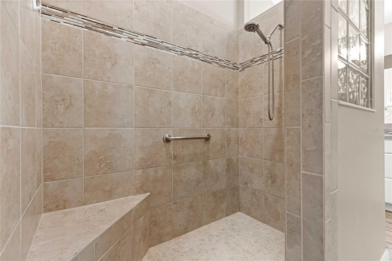 Roman shower - 3562 YATES AVE, THE VILLAGES