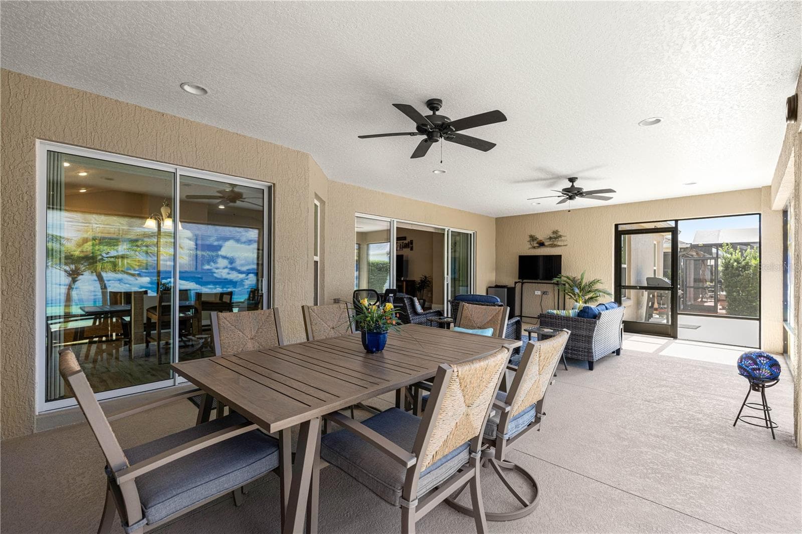 Ample space - 3562 YATES AVE, THE VILLAGES