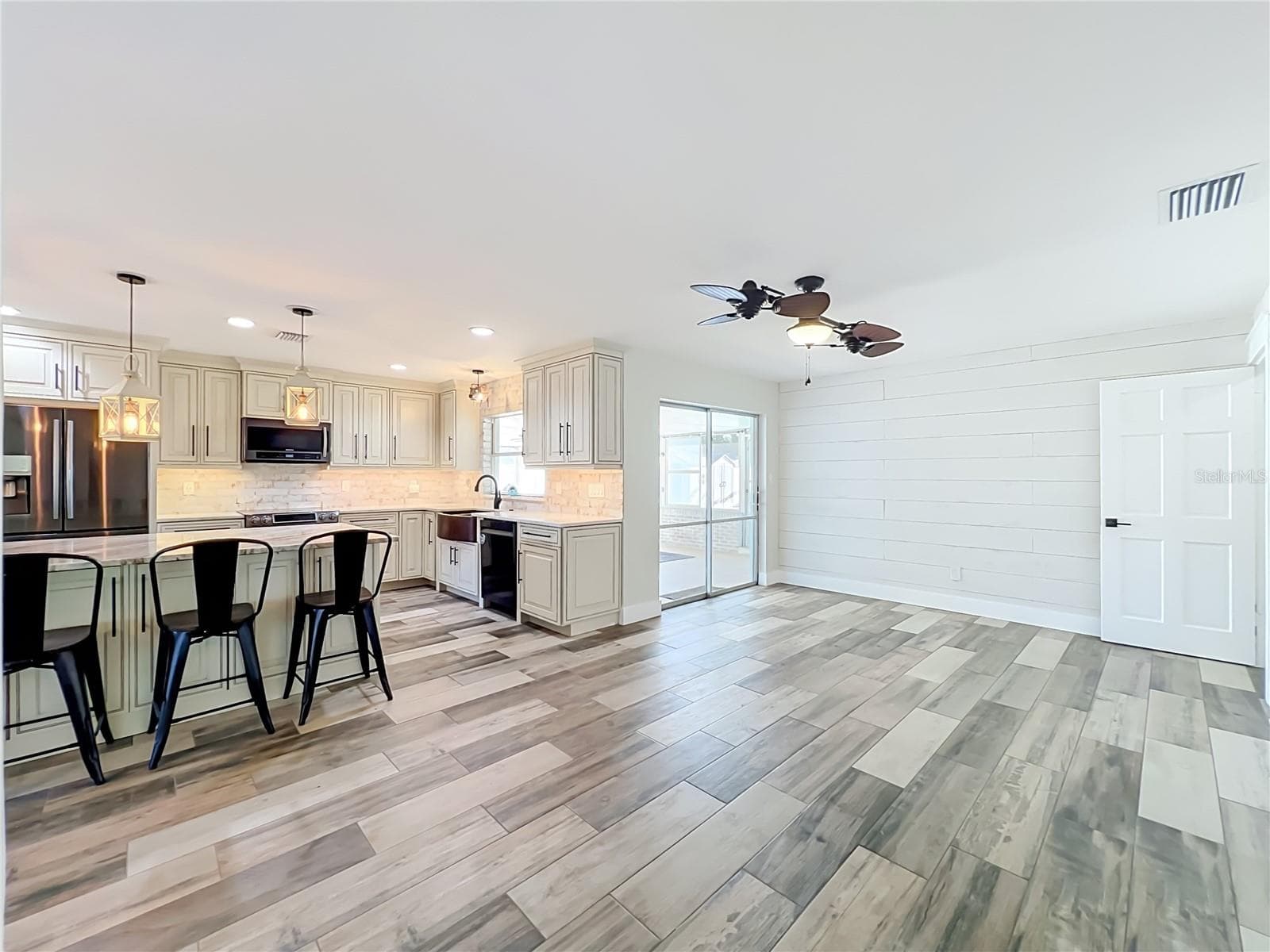 Breakfast Bar island & Living Room - 346 ELKHORN CT, WINTER PARK