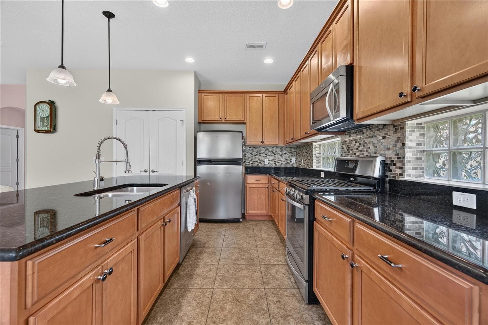 Gas stove with natural gas - 2315 NATOMA BLVD, MOUNT DORA
