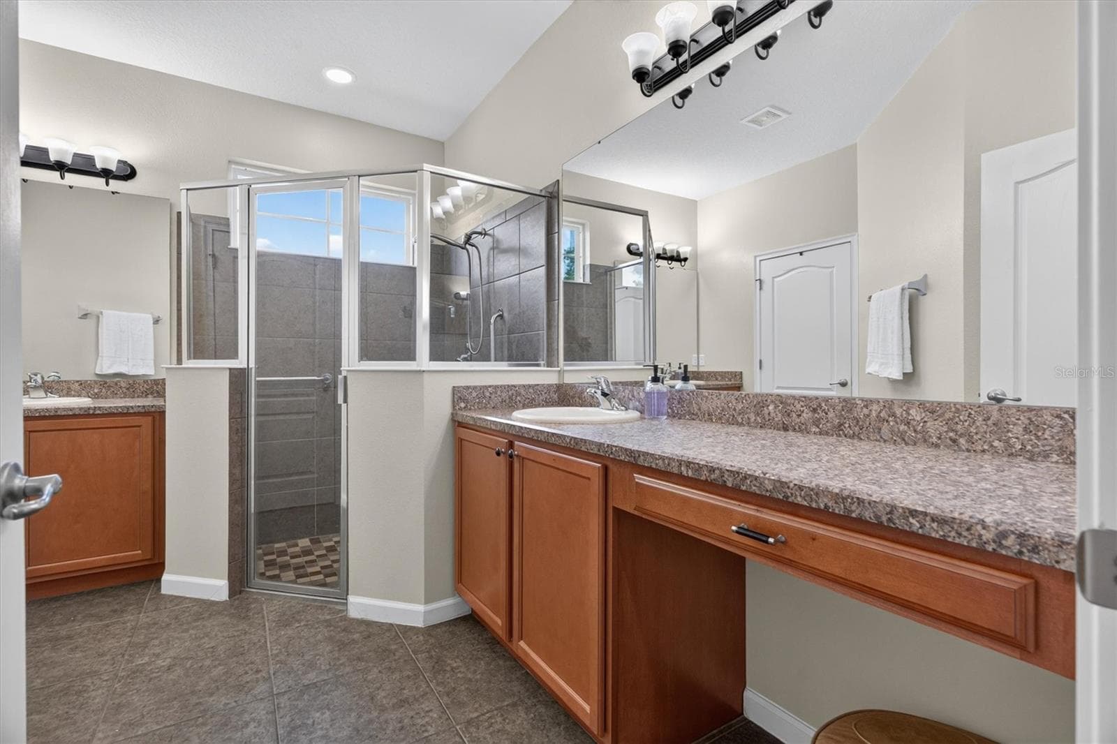Primary bathroom with split vanities - 2315 NATOMA BLVD, MOUNT DORA
